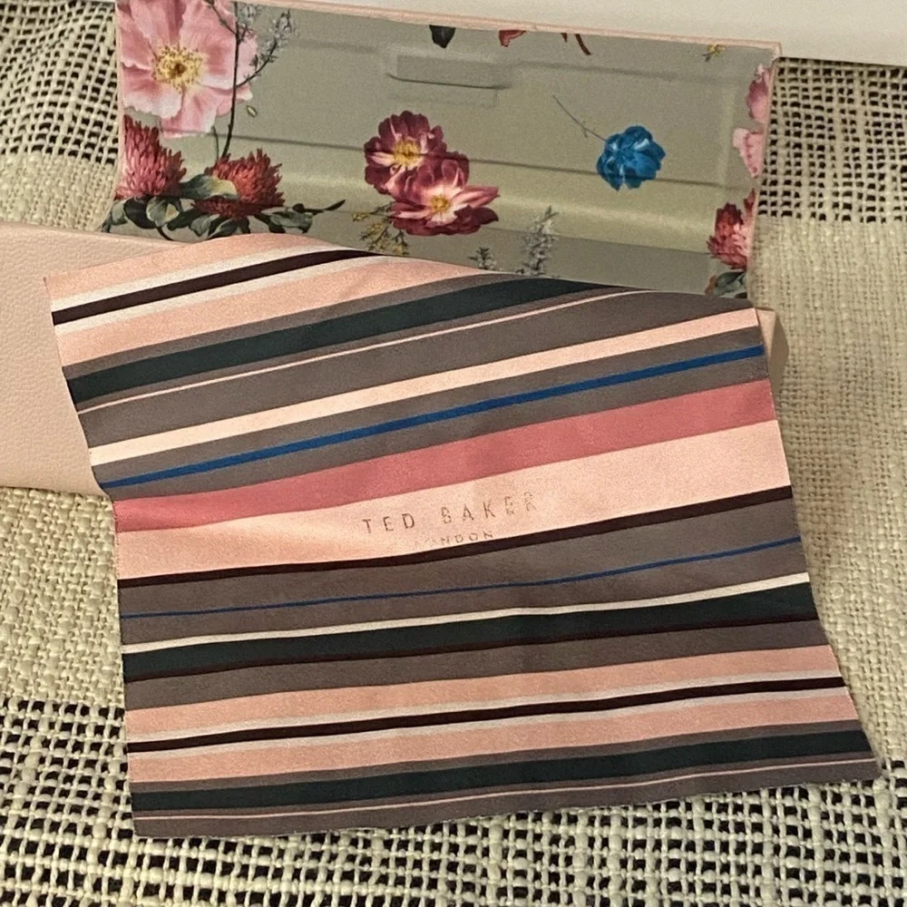 TED BAKER LONDON / Pink Triangle Eyeglass Case with Wipe Cloth